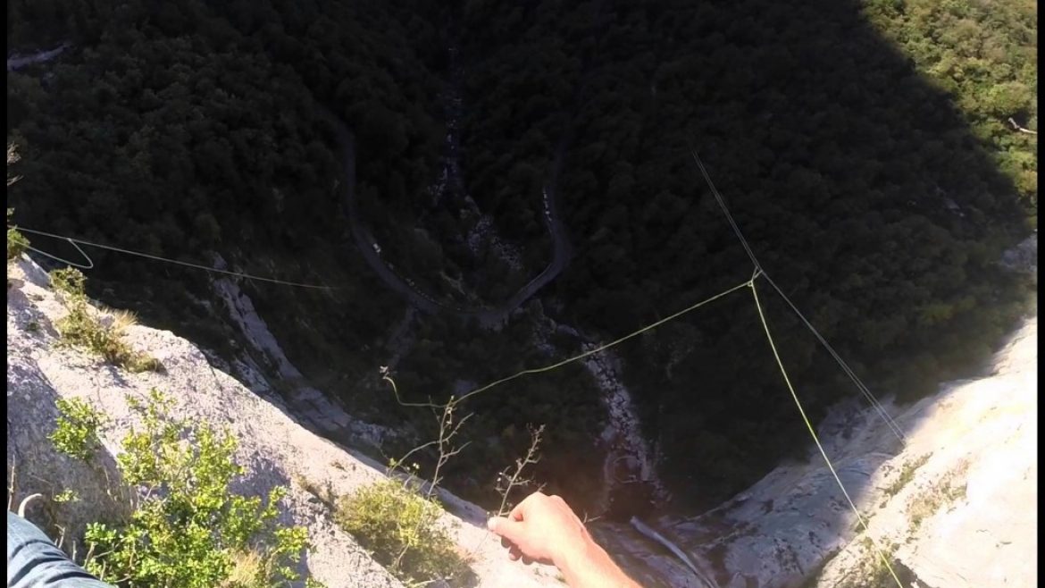 Le Rope Jump, le base jump sans parachute
