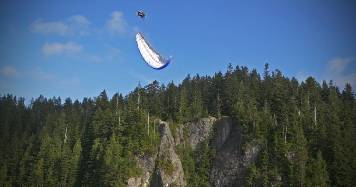 Les passagers canadiens adorent le biplace acrobatique!
