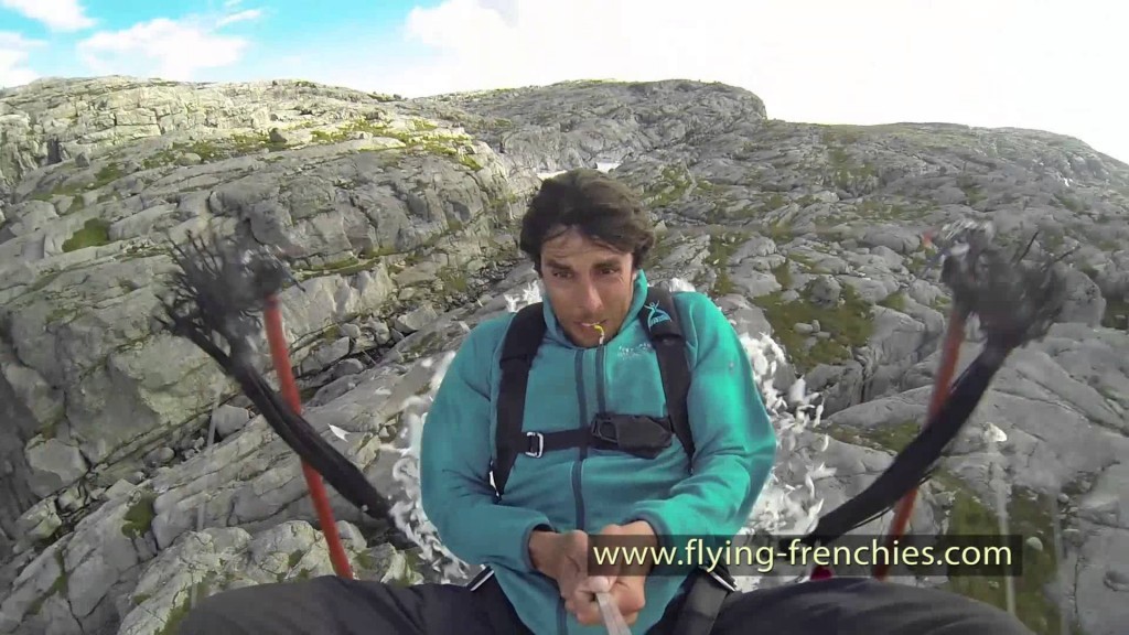 L&rsquo;homme catapulte des Flying Frenchies (base jump) #2