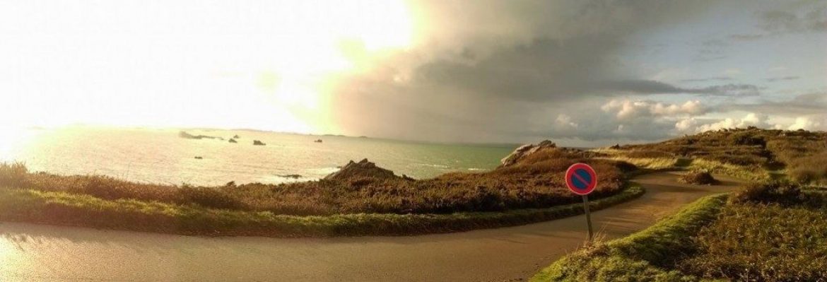 “La Manche en l’air”, longer la côte à pied et en parapente