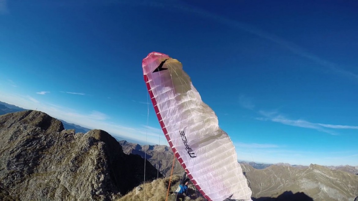 Manuel Nübel décolle en parapente d&rsquo;une crête très étroite