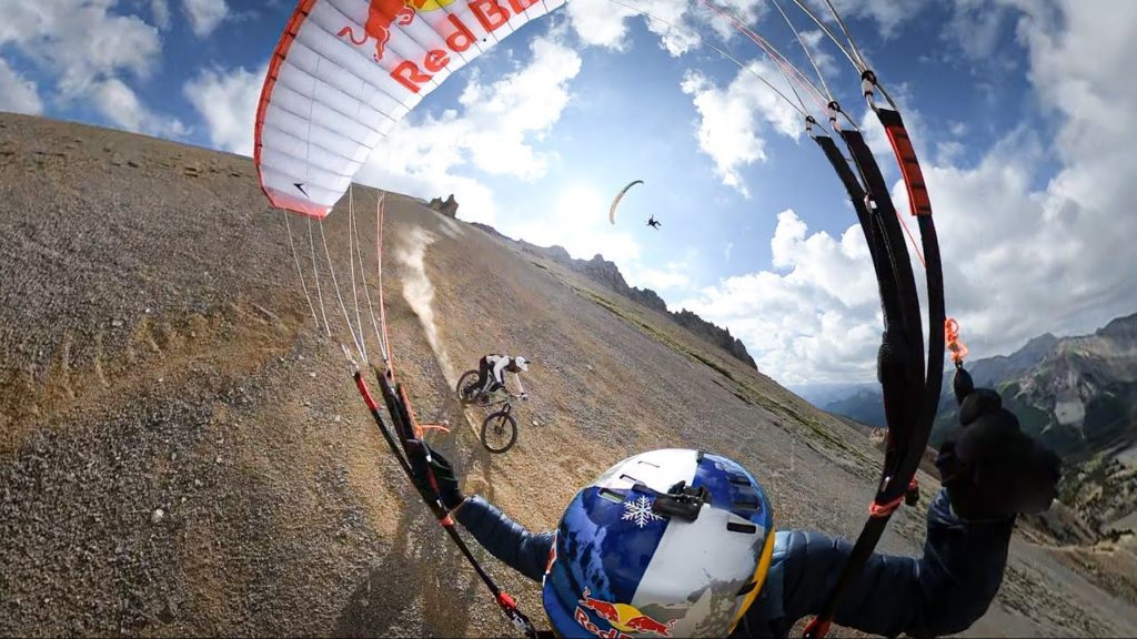 Méga descente de Kilian Bron entouré de Valentin Delluc et Ugo Gerola