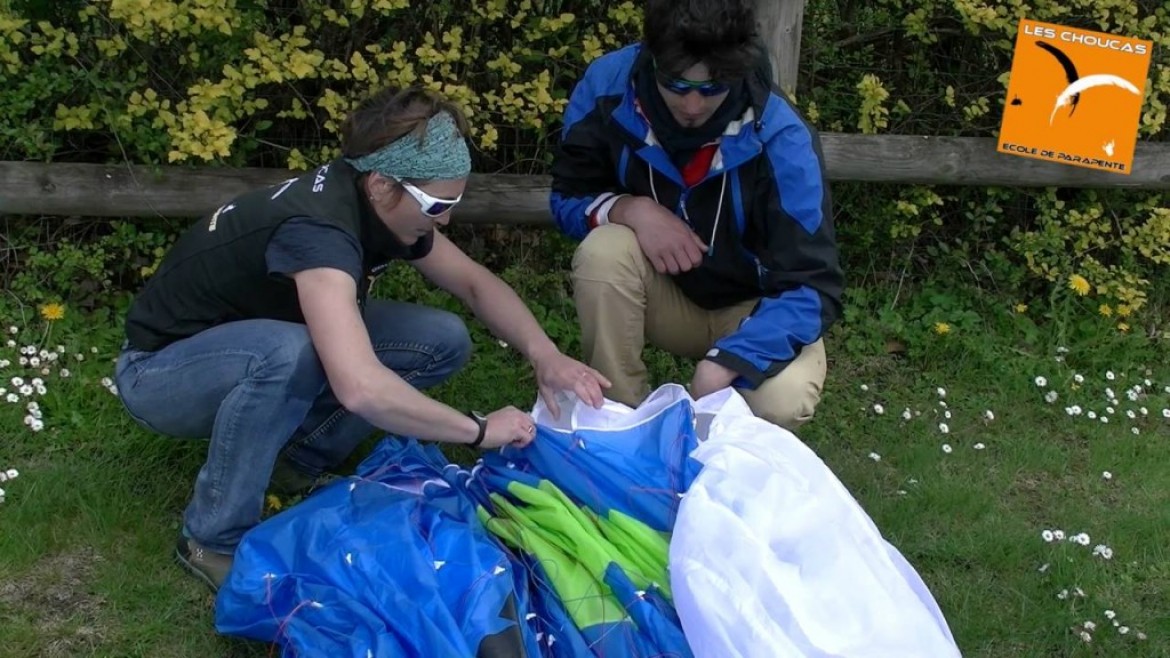Méthode classique de pliage du parapente avec l&rsquo;école Les Choucas