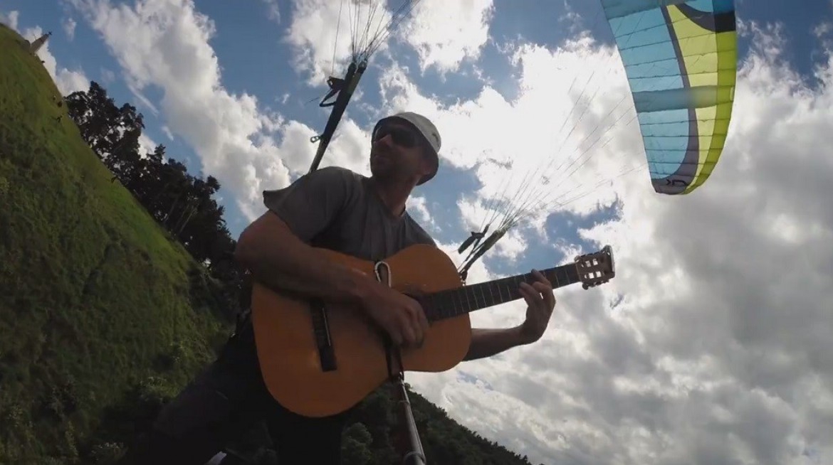 Un petit air de guitare en NIVIUK Skin pilotée sans les mains