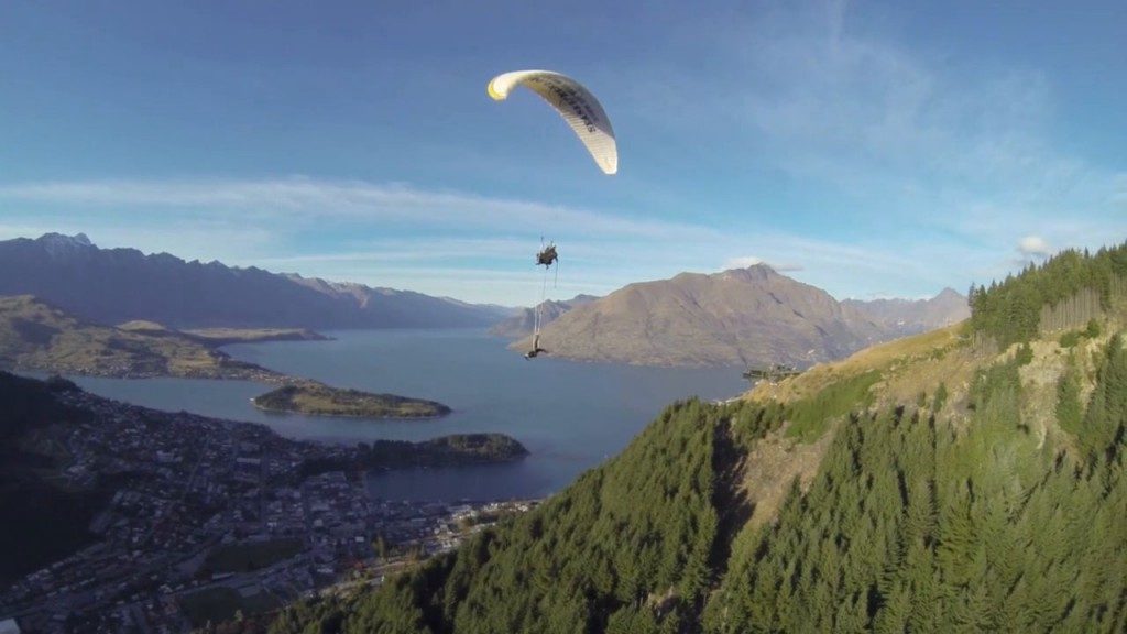 Numéro de trapèze en vol parapente