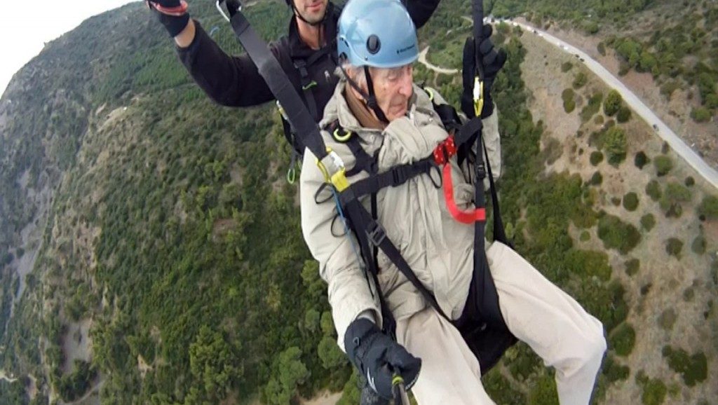 Papy, 96 ans, ne fait pas de la résistance au parapente