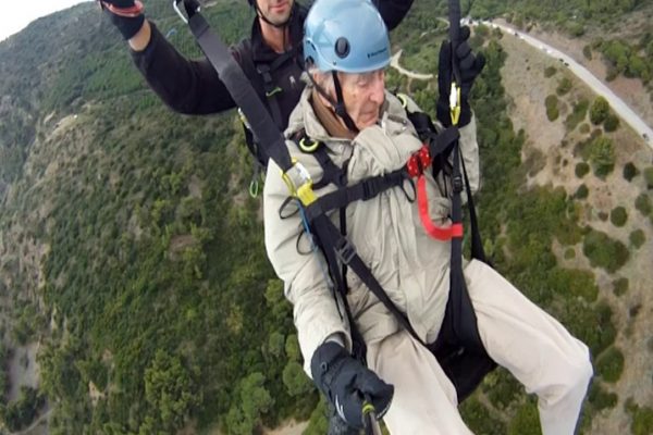 Papy, 96 ans, ne fait pas de la résistance au parapente