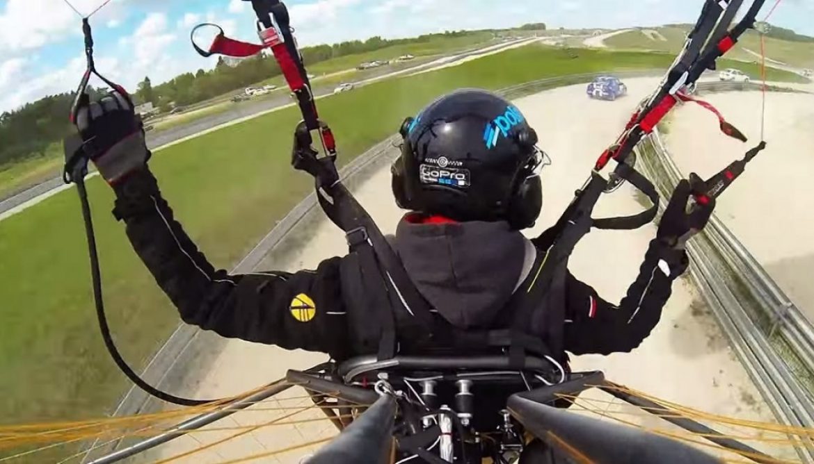 Un paramoteur sur circuit automobile avec Pawel Kozarzewski