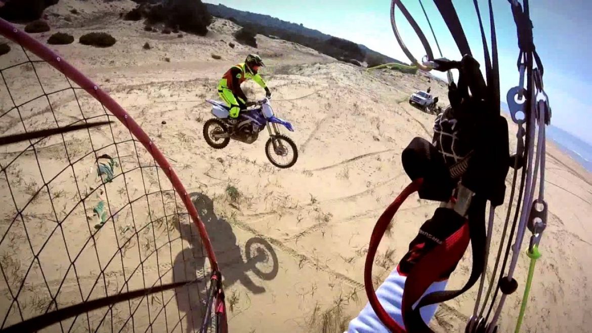 Paramoteur en bataille contre motocross, pour plus de sensations
