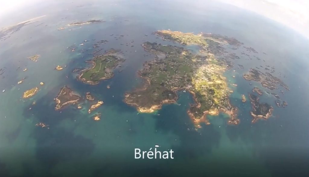 Départ en parapente de la côte, destination l&rsquo;ile de Bréhat (Bretagne)
