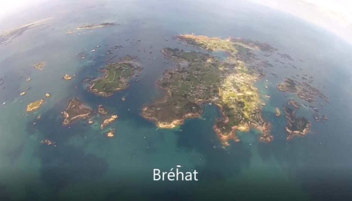 Départ en parapente de la côte, destination l&rsquo;ile de Bréhat (Bretagne)