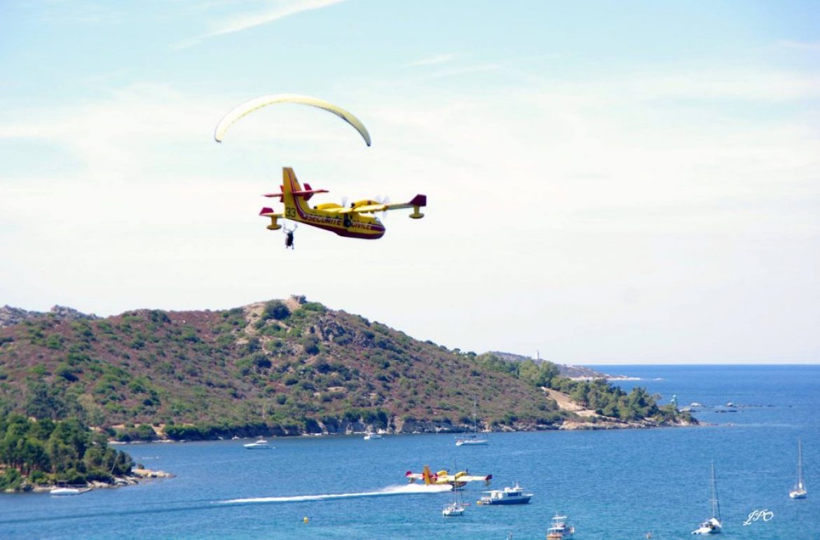 Atterrir au plus vite dès qu&rsquo;un Canadair fait son tour de reconnaissance