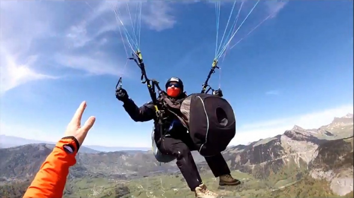 Parapente et parachute au dessus de Mieussy