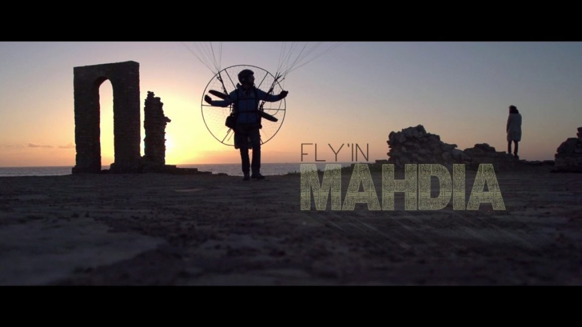 Pascal Vallée en paramoteur au dessus de Mahdia (Tunisie)