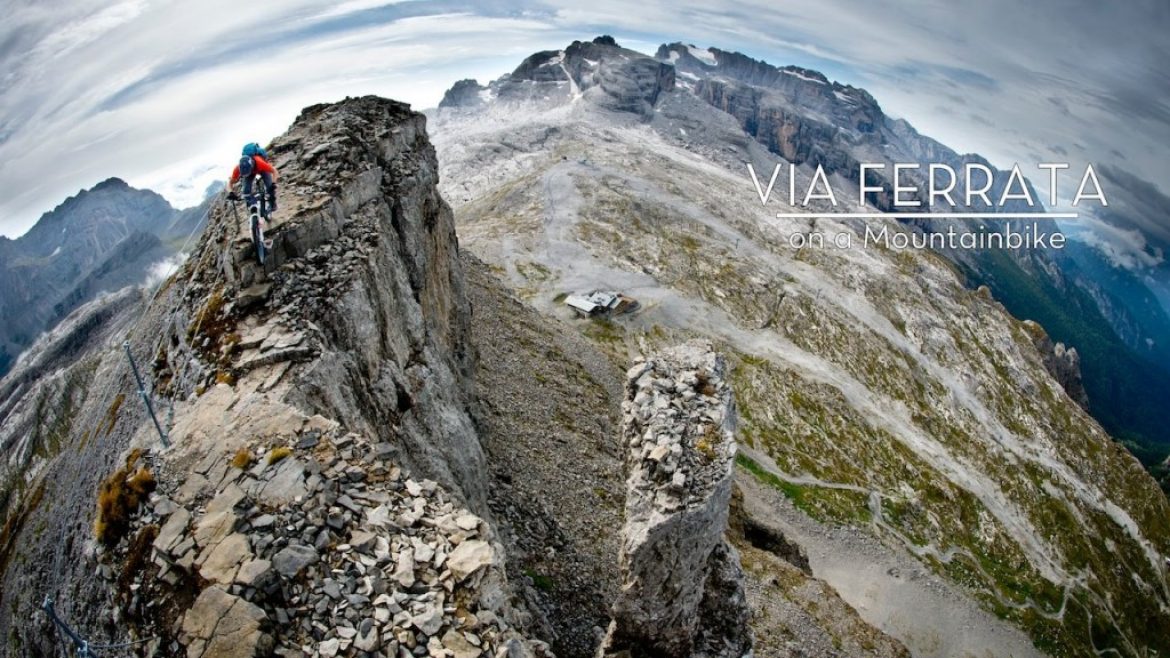 Philipp Harald le long d&rsquo;une via ferrata vertignieuse en VTT