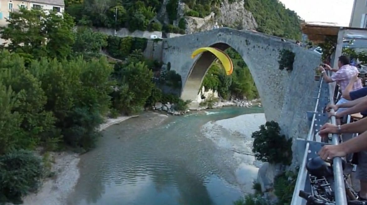 Sous le pont de Nyons, pourtant à peine plus large qu&rsquo;une aile