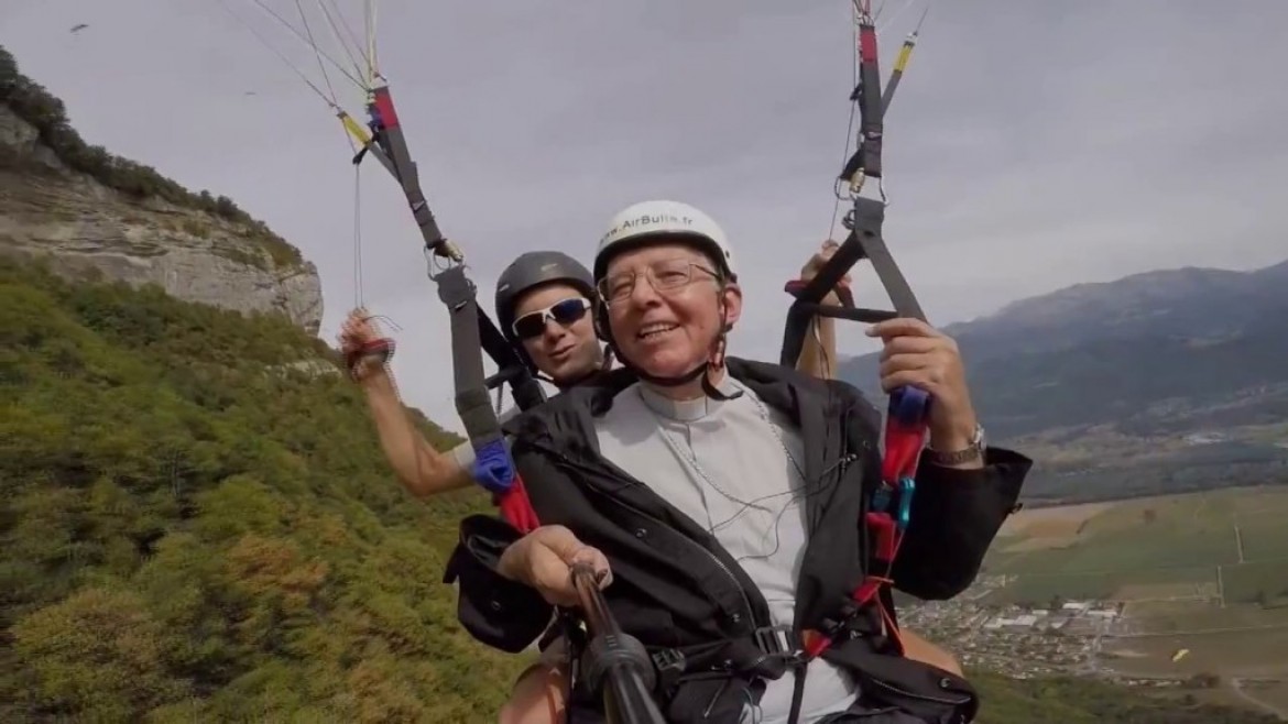 Près de toi mon Dieu, l&rsquo;évêque grenoblois baptisé au parapente