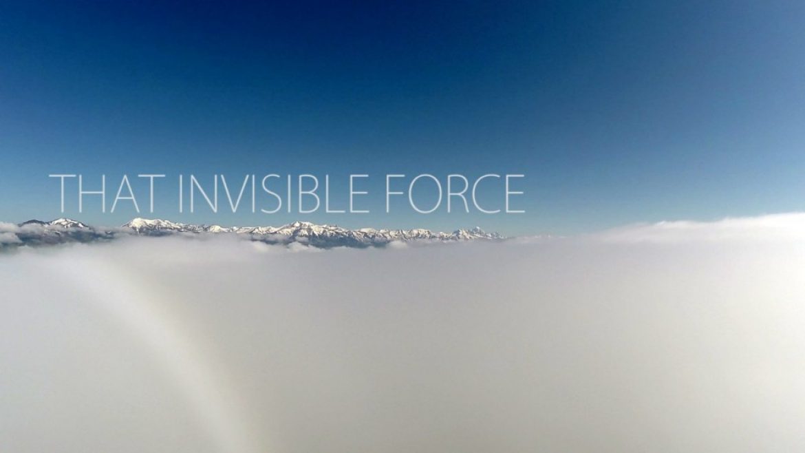 Quand le snowkiter plane au dessus de la cime des arbres