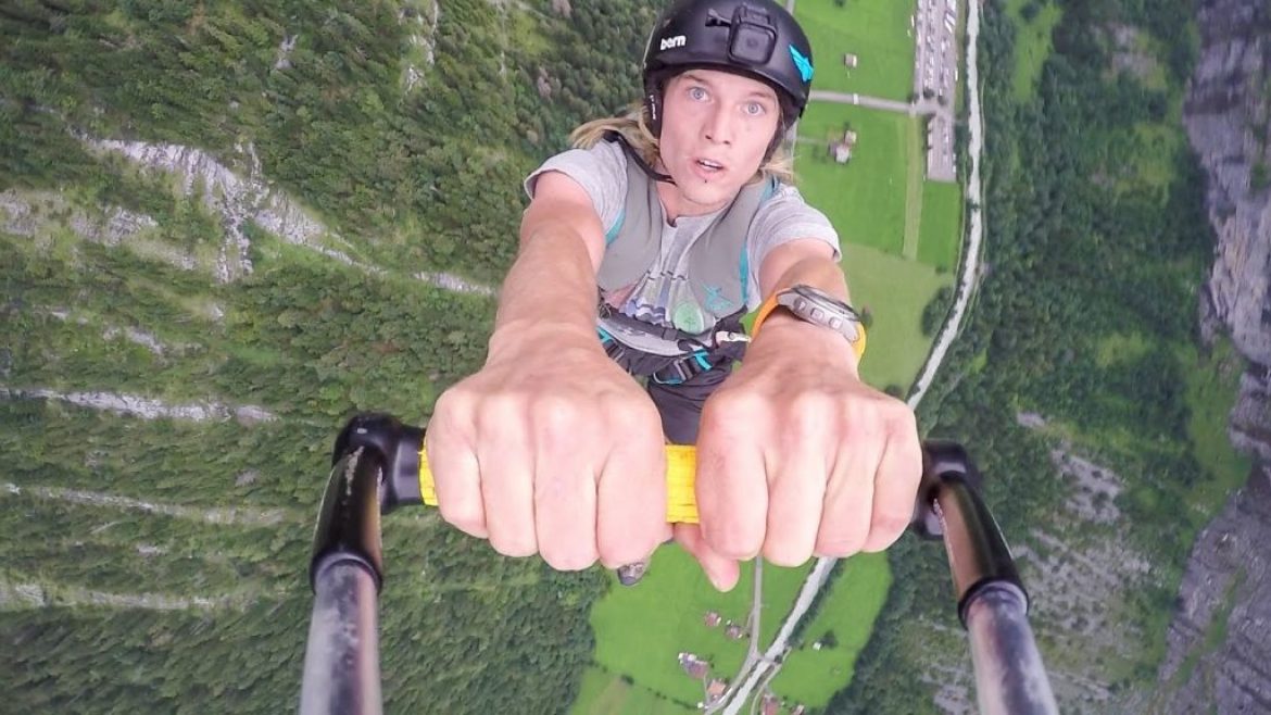 Rope swing en parapente avec le base jumper Quentin