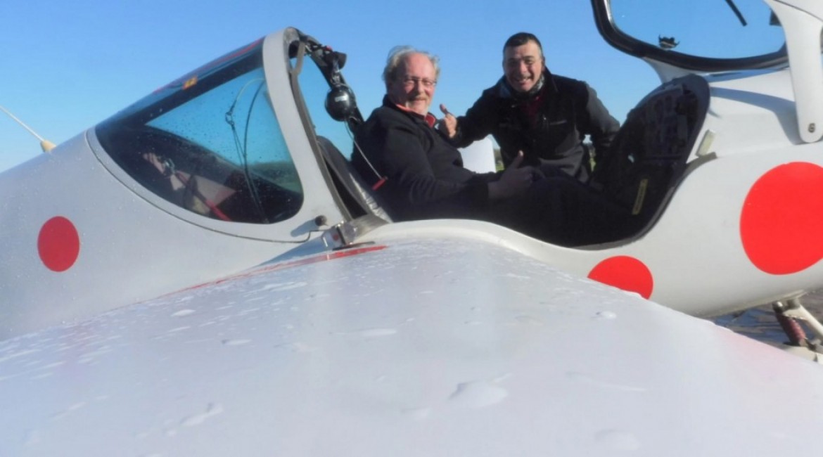 Roland Wacogne pose sur un aérodrome et part pour un 2è vol