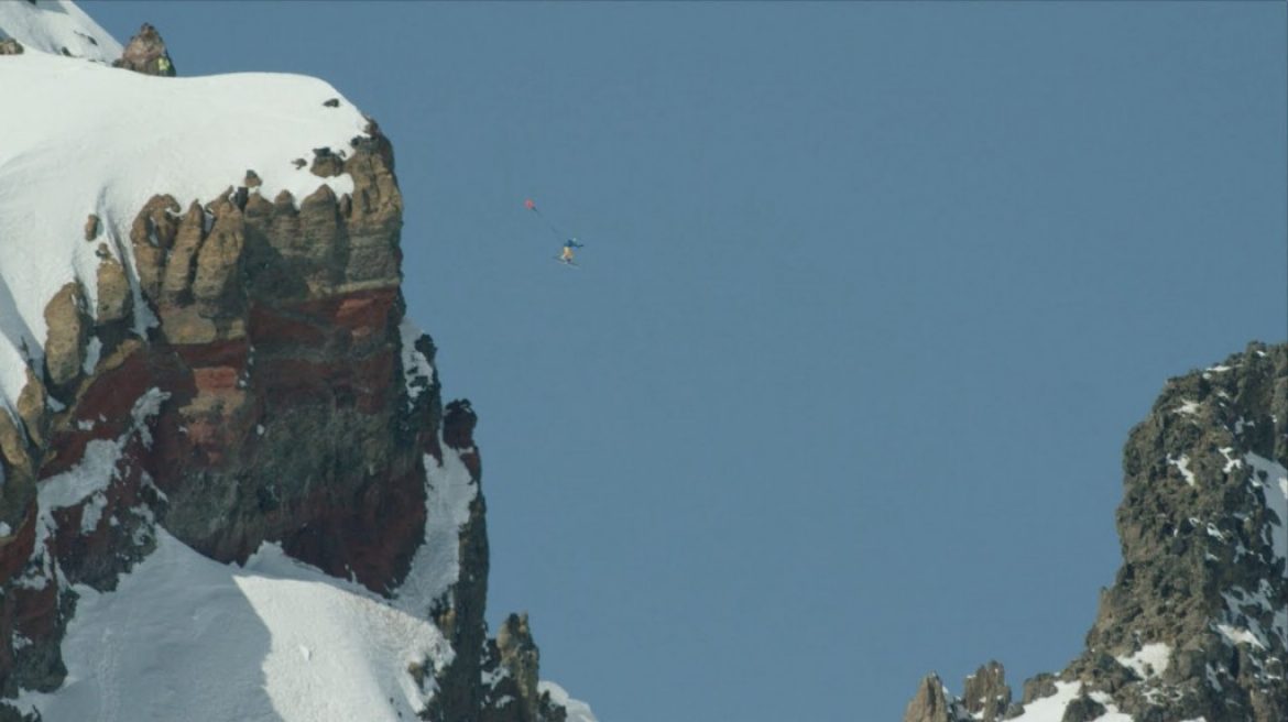 Saut en ski et base jump d&rsquo;une falaise en Oregon (USA)
