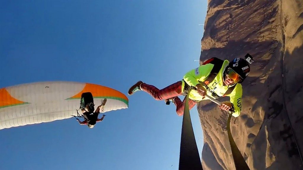 Saut original d&rsquo;un base jumper depuis 1 biplace