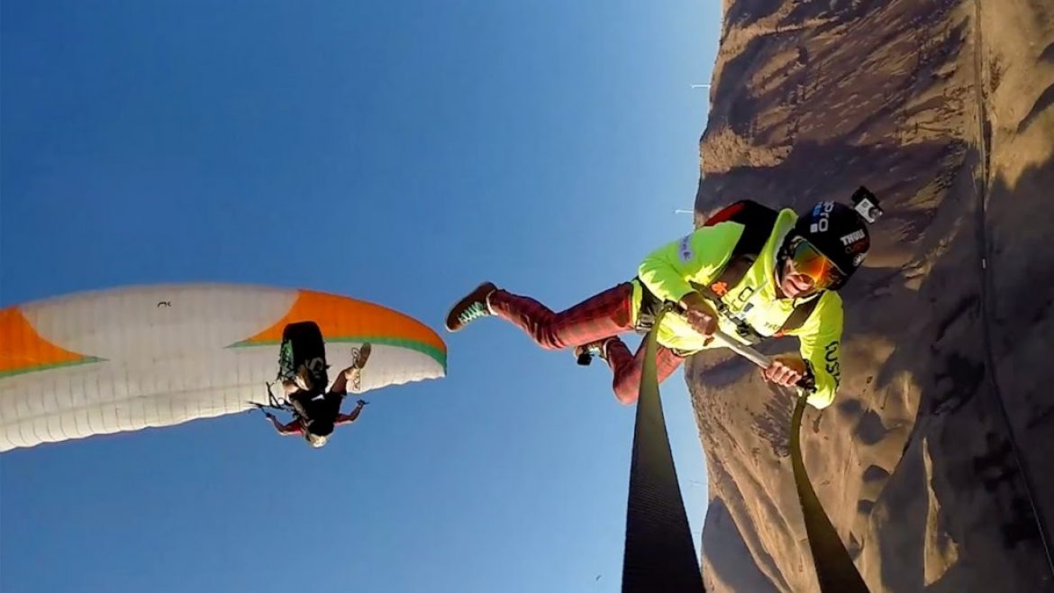 Saut original d&rsquo;un base jumper depuis 1 biplace