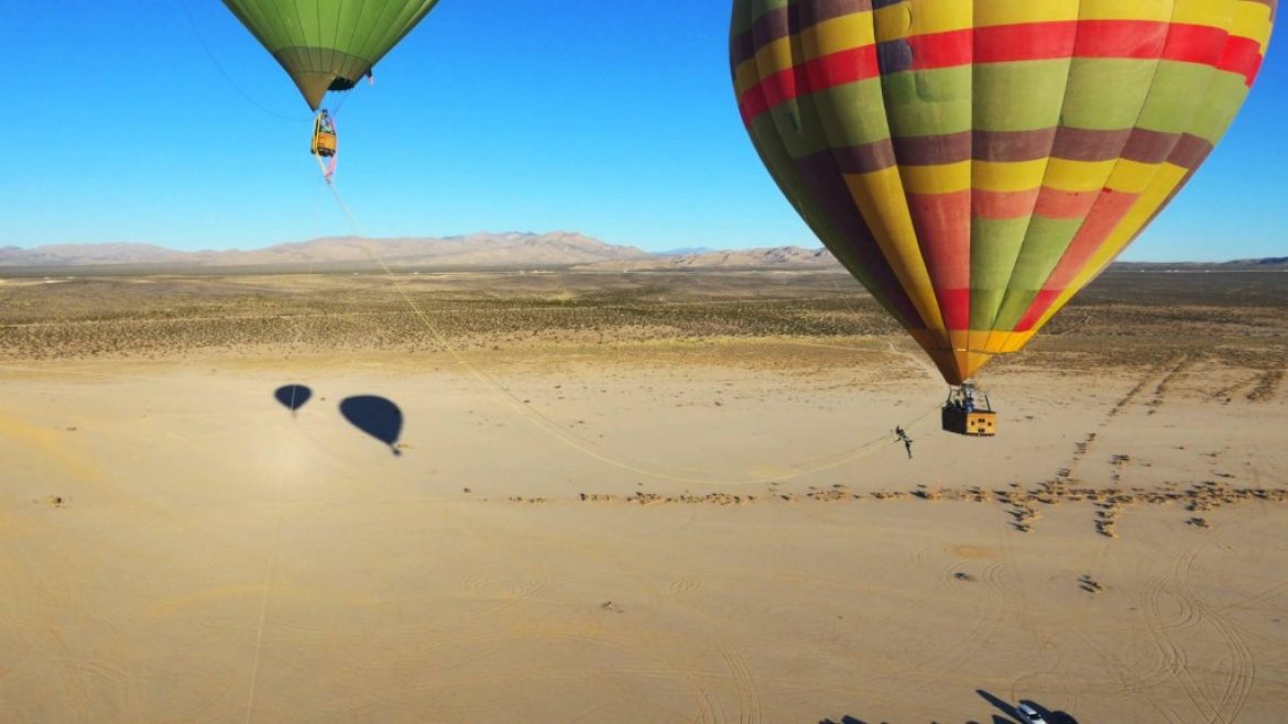 Sauts à l&rsquo;élastique entre 2 montgolfières par Team Supertramp
