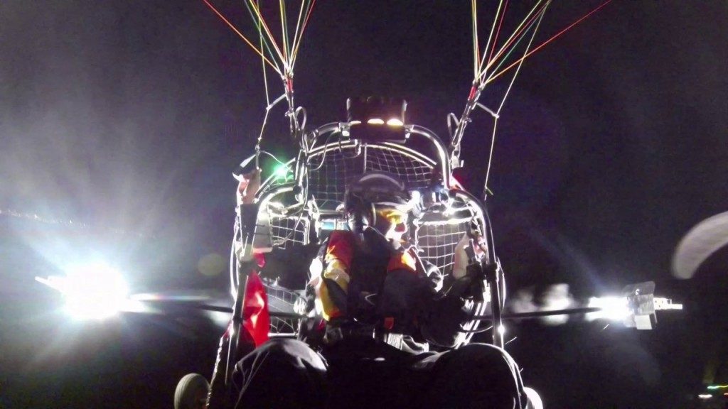 Show aérien nocturne de paramoteurs à Lagos (Portugal)
