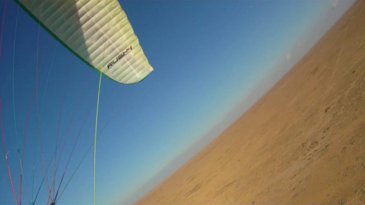 Soaring parapente le long d&rsquo;un plateau aride au Kazakhstan