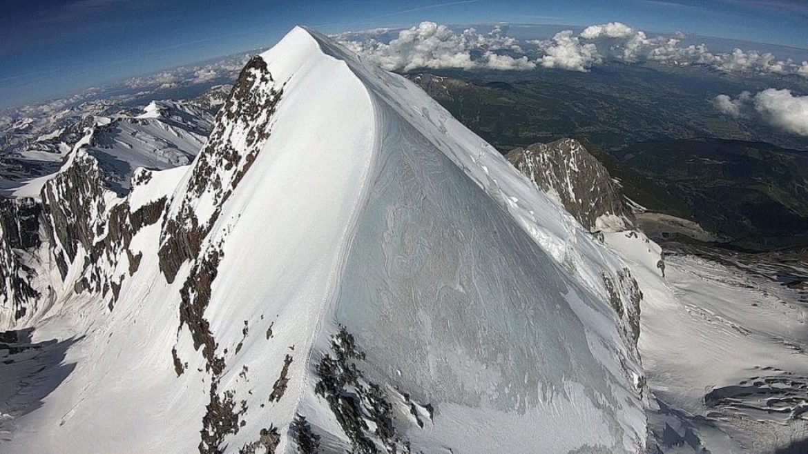 Splendide vol wingsuit d&rsquo;Ambroise Serrano le long de l&rsquo;Aiguille de Bionnassay