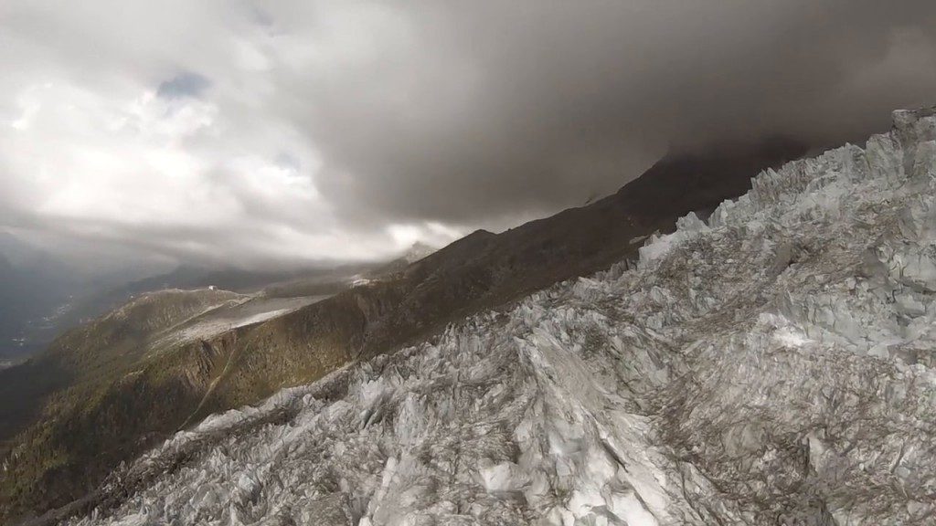 Survol du Glacier des Bossons (Mont Blanc) par Stéphane Boulenger