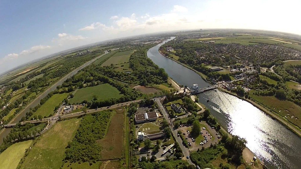 Survol du Pegasus Bridge à l&rsquo;occasion de la fête du 6 juin 1944