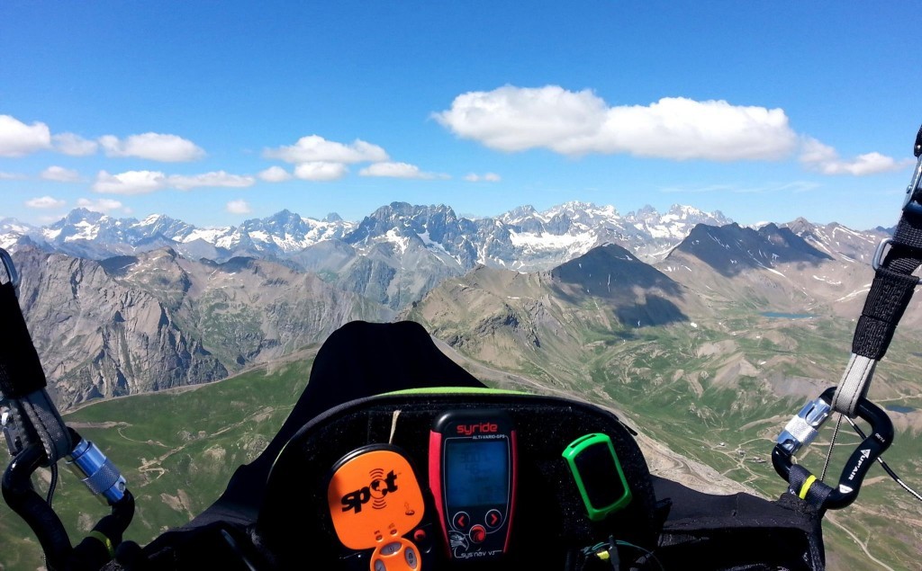 Les super triangles de 6 pilotes au départ du col d&rsquo;Agnel (240/306 km)