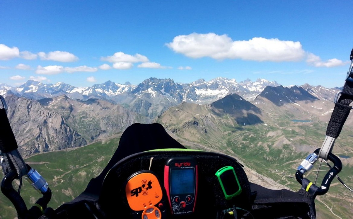 Les super triangles de 6 pilotes au départ du col d&rsquo;Agnel (240/306 km)