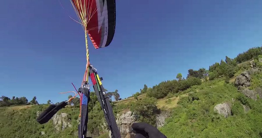Super twisté après avoir touché un obstacle près du relief