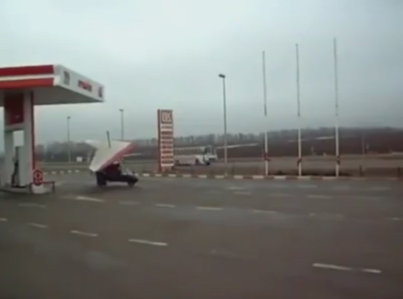 Un ULM pendulaire s&rsquo;arrête en station pour faire le plein