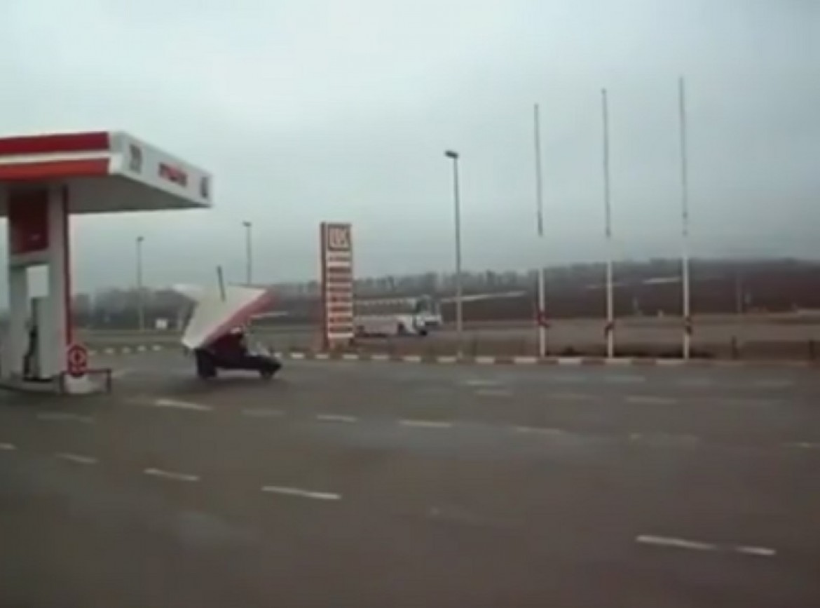 Un ULM pendulaire s&rsquo;arrête en station pour faire le plein