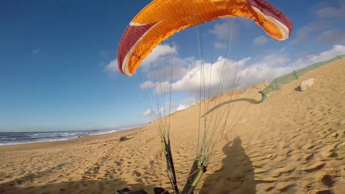 Un gonflage avec le pilote qui finit dans la clôture derrière la dune
