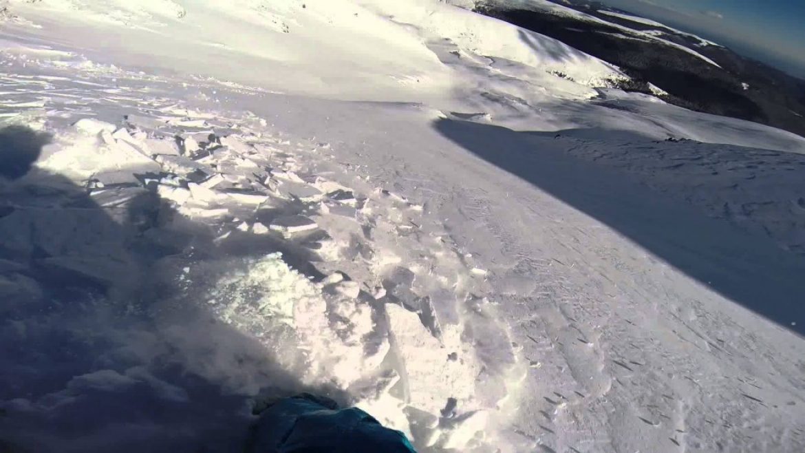 Un snowboarder filme l&rsquo;avalanche qu&rsquo;il déclenche