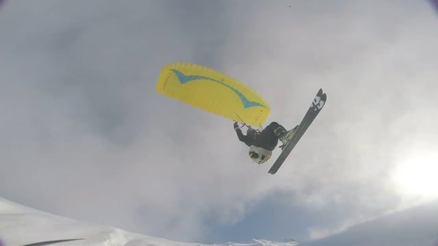 Un speedflyer suivi par un expert du FPV (drone en pilotage par immersion)