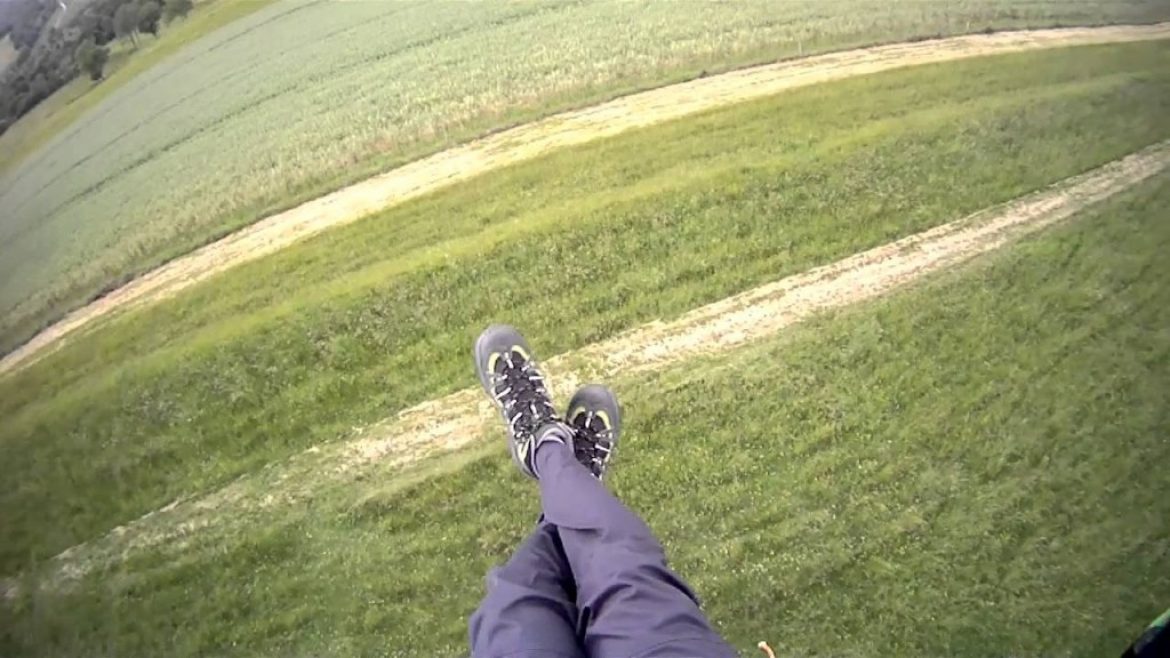 Un vol parapente en marche arrière étonnant!