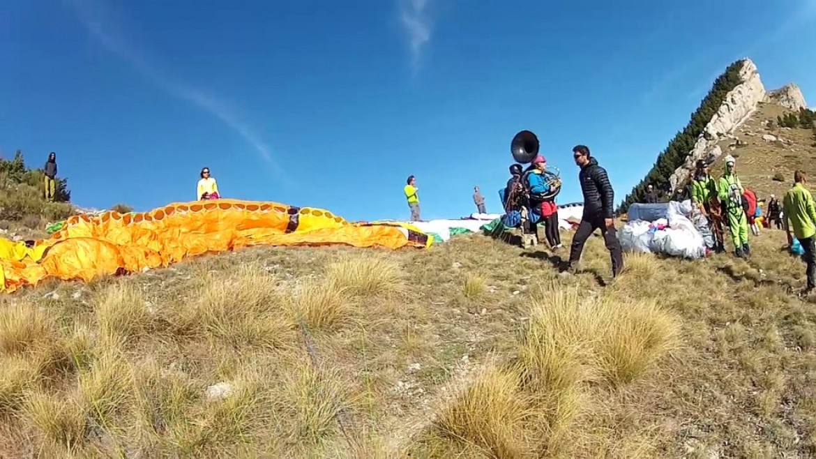 Une fanfare en vol bi avec l&rsquo;école de parapente de Laragne (05)