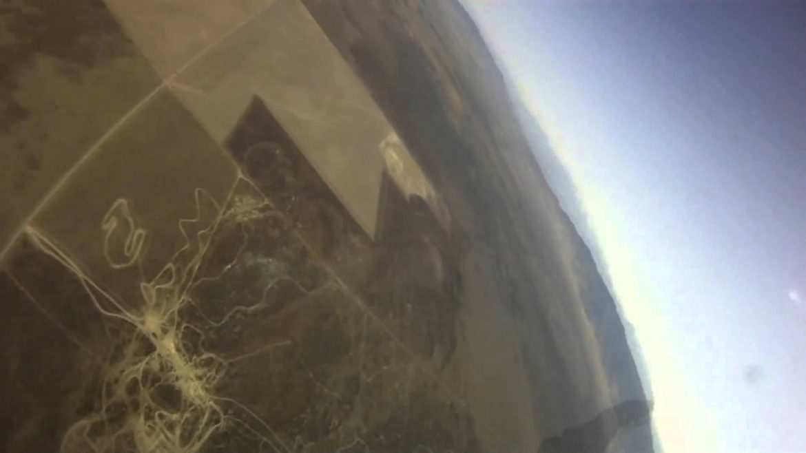 Saut d&rsquo;une tyrolienne installée sur le cable d&rsquo;un treuil parapente