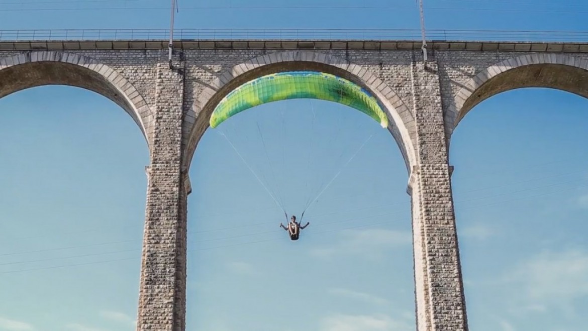 Valentin Ginel passe sous une arche du viaduc de Cize-Bolozon