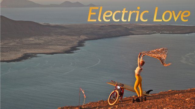 Vénus, perdue à Lanzarote, rencontre un parapentiste