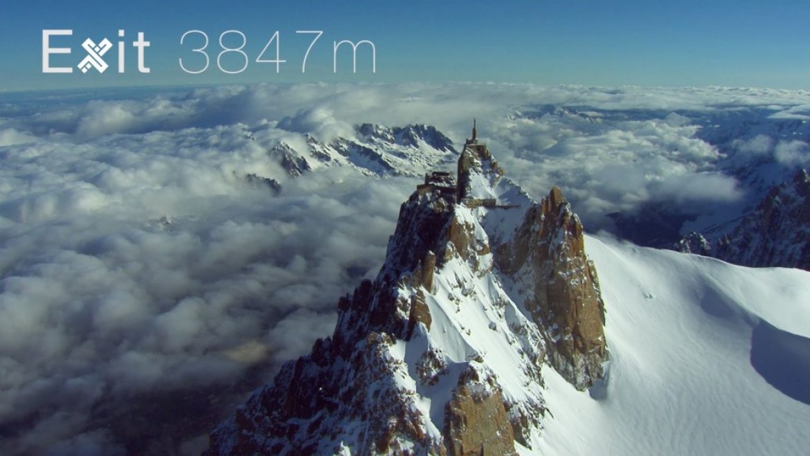 Vince et Noah survolent le glacier des Bossons en wingsuit