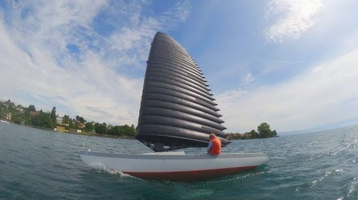 Une voile pour bateau qui ressemble à une aile parapente