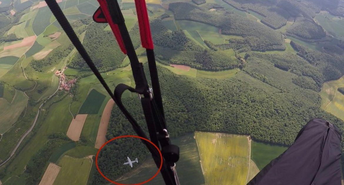 Voir un avion moyen courrier passer en dessous de ses pieds