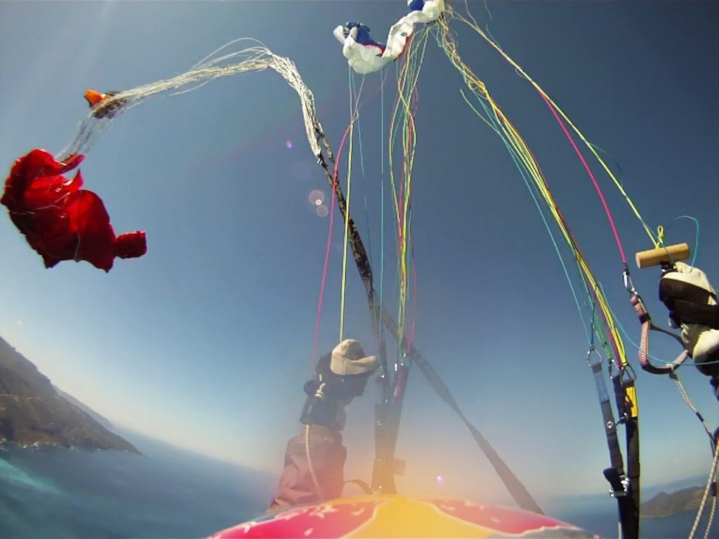 Vol acrobatique en tandem qui finit par une rupture de suspentes